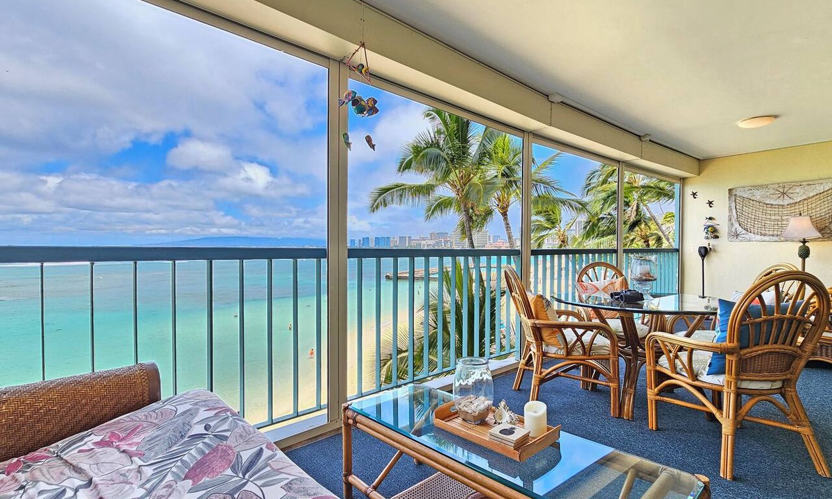 Diamond Head - Kapahulu - St. Louis Apartment | Sans Souci 204—🗺 2nd Floor Beachfront 1 Bedroom Apt+Parking! -Monthly Rental-