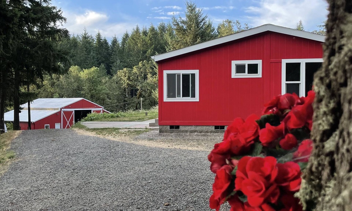 Thurston House | Secluded property on 14 forested acres, 18 minutes to U of O.