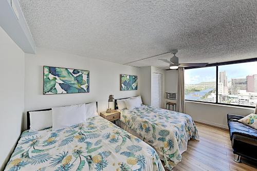 McCully - Moiliili Apartment | Sparkling Hawaiian Monarch Studio