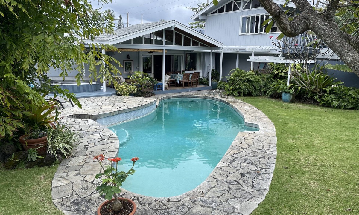 Kalama Tract House | 'Star of Hawaii' Beachside, Pool, Steps to Beach - Great for Families