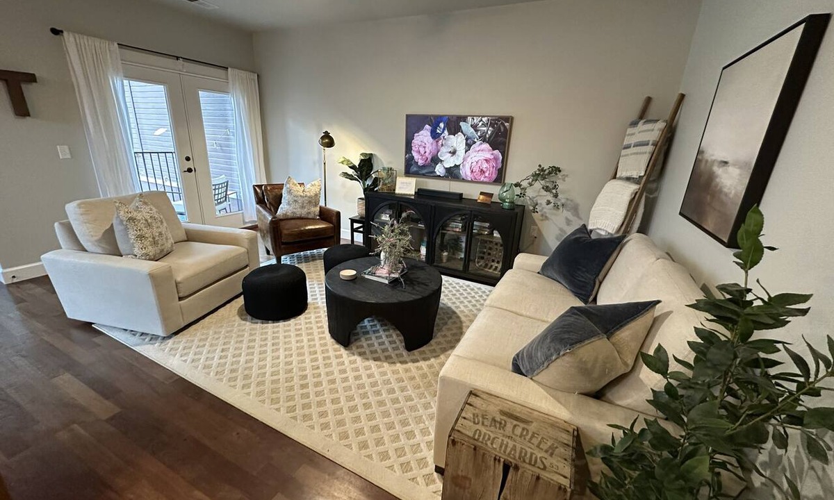Jacksonville House | Stay in the heart of historic Jacksonville at Selah House. Walk to Britt Festival, restaurants, wine tasting, shops, and downtown in minutes. Features luxury Saatva mattresses, a spa-like primary suite, garage parking, and a covered balcony.