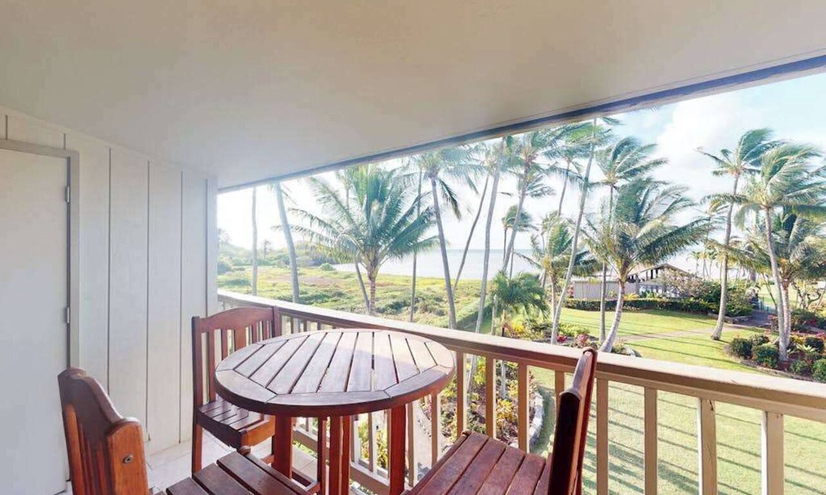 Ualapue Condo | Take In Ocean Views from a Waterfront Condo with Pool & Grill
