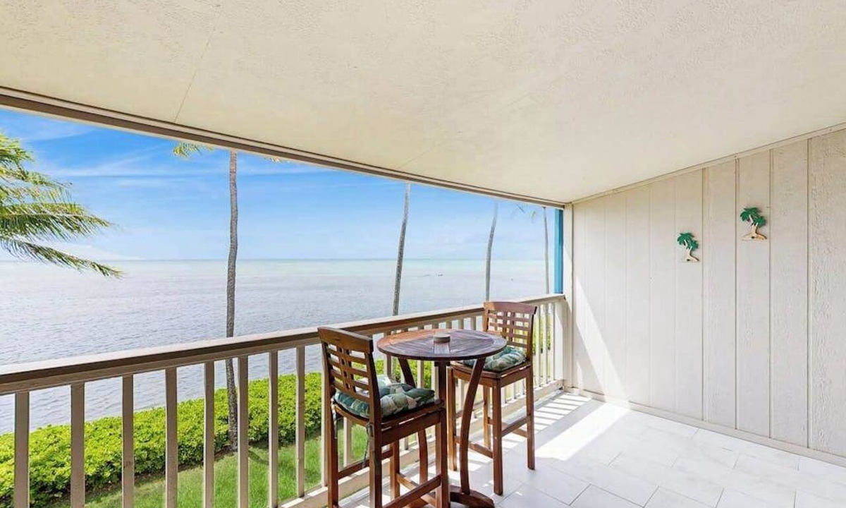 Ualapue Condo | Take In Water Views from a Third-Floor Oceanfront Condo with Pool