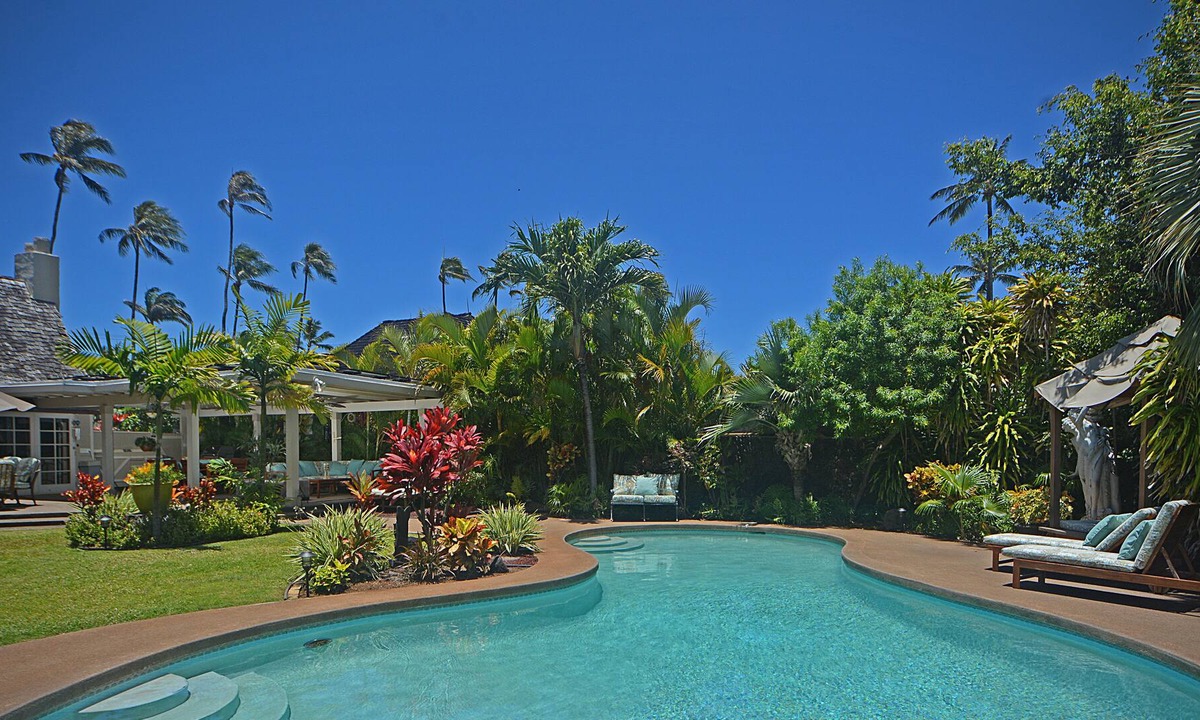 Kahala House | The Gingerbread House sleeps 10 & Kahala Beach is just across the street