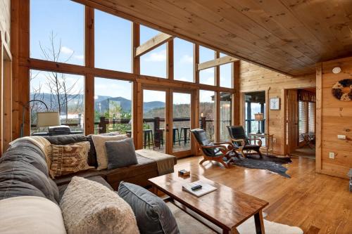Pigeon Forge House | The Wedded Nest Views Huge Hot Tub Game Room