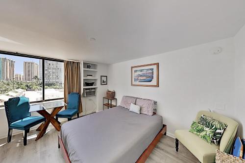 McCully - Moiliili Apartment | Upbeat Hawaiian Monarch Studio