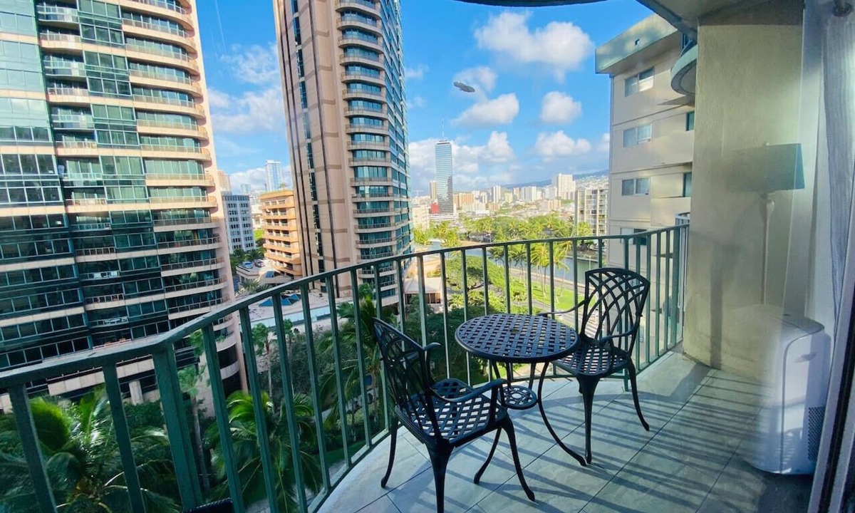 McCully - Moiliili Apartment | Waikiki 2 Bedroom Condo