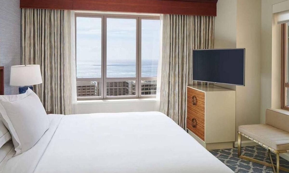 Waikiki Resort | Waikiki 2BR Paradise – Spacious Grand Waikikian Suite with Resort Pools & Beach