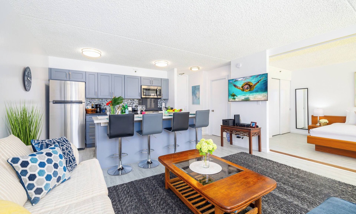 Waikiki Apartment | Waikiki Banyan Condo w/King Bed & Parking, Near Beach