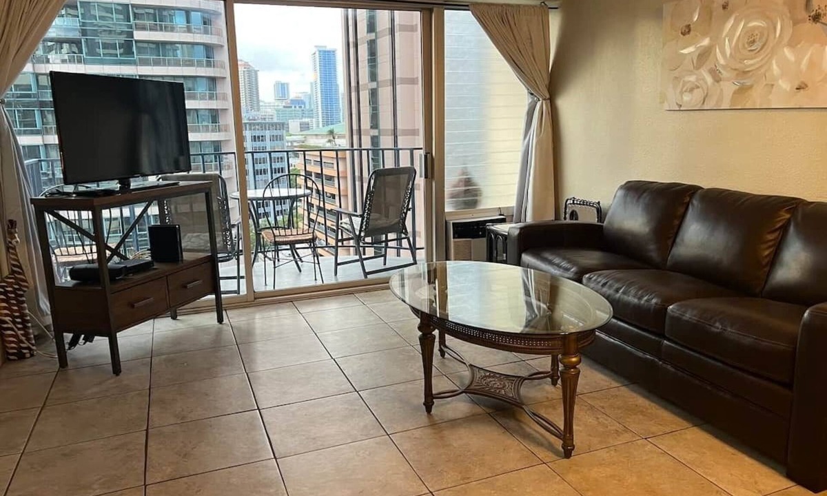 McCully - Moiliili Apartment | Waikiki condo/2 bedroom/FREE parking/4beds