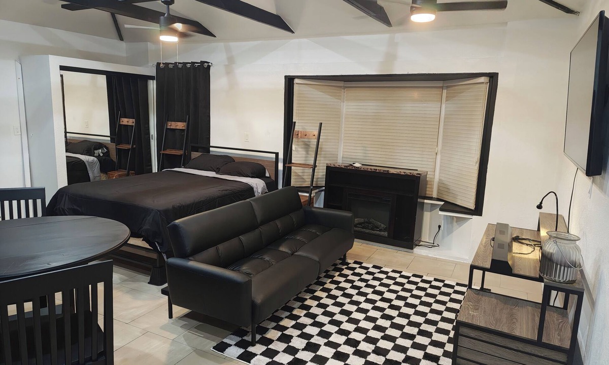 East Gate Apartment | Welcoming 1-bedroom studio with AC in charming Lakewood
