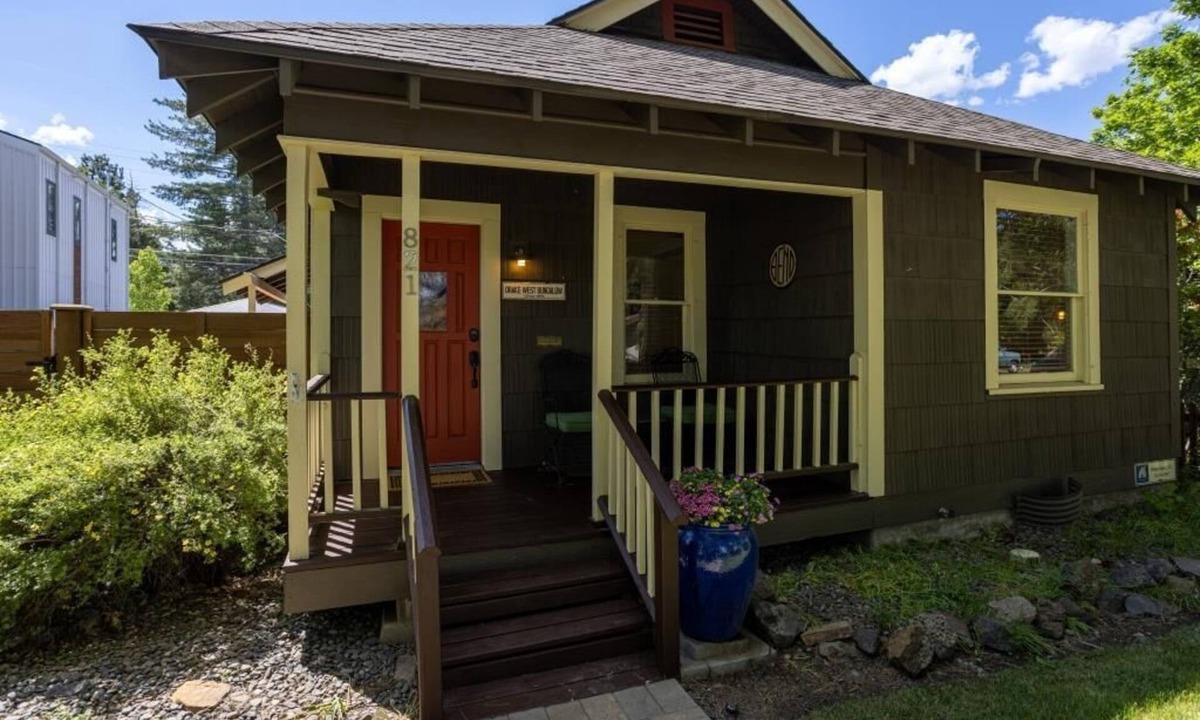 River West House | West Side Bungalow │Cali King Bed │Walk Everywhere │Hot Tub │One Block to River