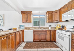 A Guest Favorite! | Fabulously Situated | 1 House from the Beach! | Comfy & Hyper Clean in Newport Beach