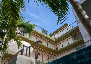 Coastal Paradise Awaits! Pool Onsite, Pet-Friendly, Steps to South Pointe Park Beach! in Miami Beach