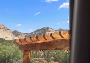 Cozy Container Retreat near Zion Hot tub & Sauna in Orderville
