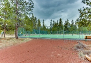 Cozy Sunriver cabin with WiFi and fireplace - SHARC passes included in Sunriver