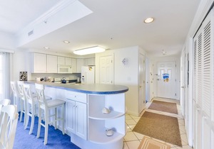 Delightful 3-bedroom luxury condo with WiFi and and outdoor pool located uptown on the bayside and just a few blocks from the beach! in Ocean City