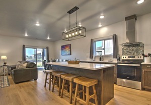 i-31 Getaway for 16 at Waterdance. 4 B/4.5BA with rec center-in/outdoor pools in Garden City