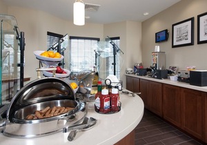 King Suite | Free Daily Breakfast. Pool, Hot Tub & Gym Access. in Amherst