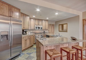 Luxury Ski in Ski out Condo/Pool and Hot Tub Access/Private BBQ in Keystone