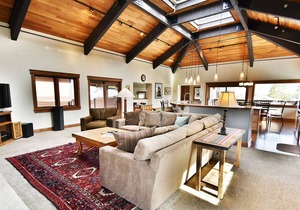 Luxury Unit. Garage, Elevator. Near Dining, Shops. Easy Drive to Slopes in Frisco