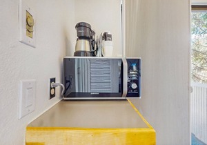 Main St room - pool & hot tub - walk to lifts, dog-friendly, 3rd floor balcony in Aspen