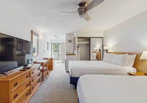 Main Street stay - pool & hot tub - walk to lifts, dog-friendly, balcony in Aspen
