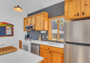 Private Cottage w/hot tub, fireplace, air conditioning, seasonal communal pool in Bend