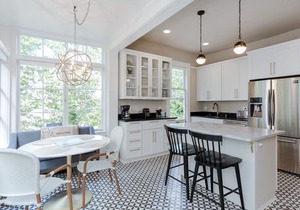 Spacious Updated Victorian in Eastlake w/ Lake-View Balcony & Chef’s Kitchen in Seattle
