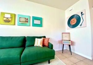 The Atomic Burst 50s Mid Century Apt in the Heart of St Aug Beach Steps to Sand Bites and Drinks in St. Augustine
