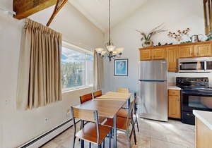 Top-floor condo with mountain views, easy skiing, balcony & hiking in Silverthorne