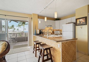 🏖️Top Floor with AC & Ocean Views| Convenient Location