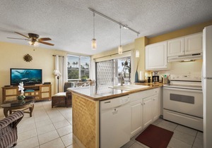 🏖️Top Floor with AC & Ocean Views| Convenient Location