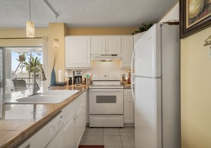 🏖️Top Floor with AC & Ocean Views| Convenient Location