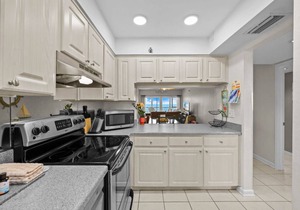 Villa Madeira #605 3 Bedroom 2 Bath Unit WIFI in Madeira Beach