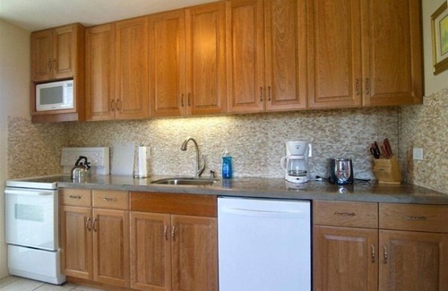 Diamond Head - Kapahulu - St. Louis Apartment | Near Beach, Great Views, Pool, Splitpac AC, Parking, Fast Wifi. Garden setting.