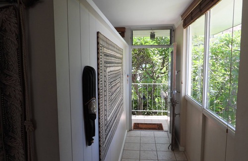 Diamond Head - Kapahulu - St. Louis Apartment | Near Beach, Great Views, Pool, Splitpac AC, Parking, Fast Wifi. Garden setting.