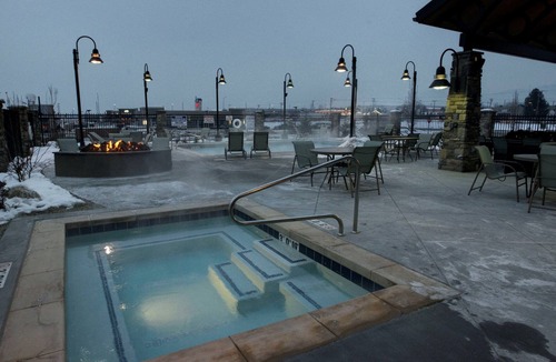 Midvale Condo | 1-Bedroom King Suite | Free Breakfast · Full Kitchen · Heated Pool