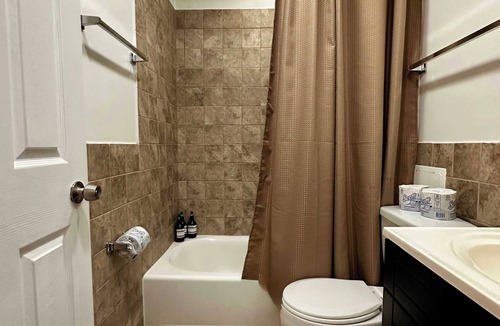 Lake View East Apartment | 1 GB Wi-Fi, 1 Reserved Parking Space, Sleeps 4