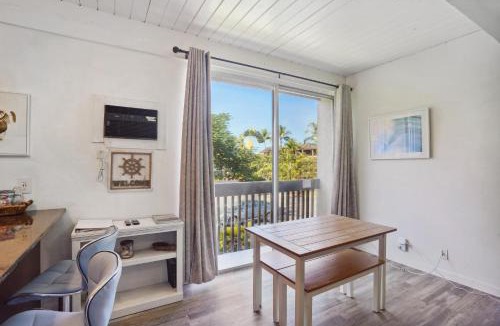 Historic Kailua Village House | < 1 Mi to Beach + Town! Airy Kailua-Kona Condo