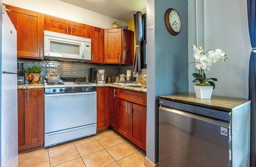 Kihei Apartment | 109.00 OceanView, Full-Size W/D, Dishwasher, 55"TV, Hotel-Zone, Beach across St,