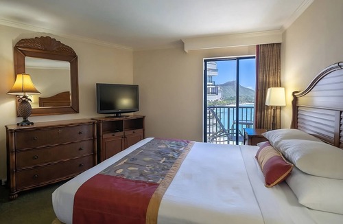 Waikiki Hotel | 2 Awesome Units, Just Steps to the Beach, Pool, Dining, Spa, Diamond Head