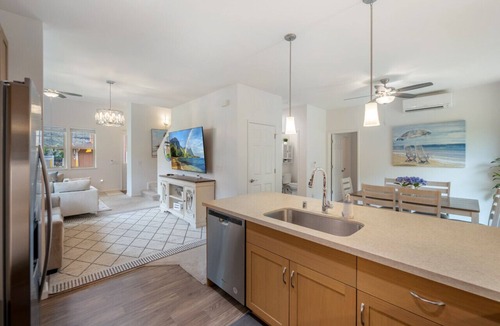 Makaha Valley House | 2 King Beds|Beach 6 Min|Gated|Community Pool + Gym