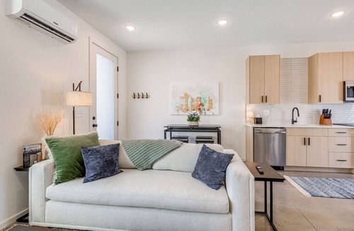 Parkridge Apartment | < 2 Mi to Dtwn: Modern Townhome in Knoxville