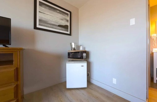 Newport Apartment | 2 Queen Bed - Limited Ocean view