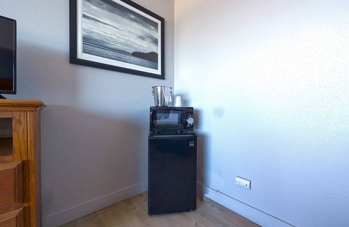 Newport Apartment | 2 Queen Bed - Limited Ocean view