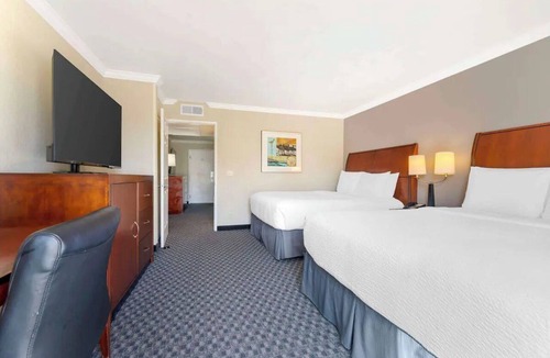 Lantern District Hotel | 2-Room Queen Suite with Balcony + Breakfast, Pool | Explore Headlands Trails