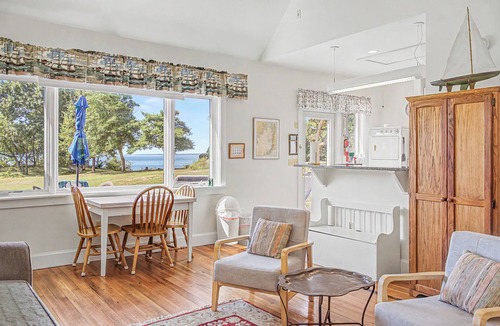 Wareham Cottage | 207 B Great Neck Rd