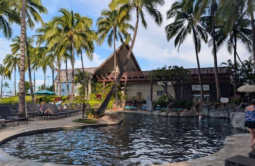 Waikiki Apartment | 2BR Non-Ocean View at Oceanfront Hilton Resort
