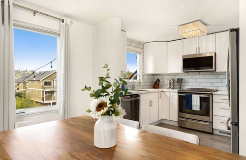 North Queen Anne House | 3 BDRM Luxury Craftsmen | Queen Anne | Family/Pet+